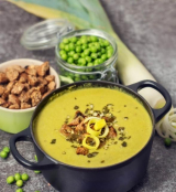 Creamy pea soup with croutons Classic